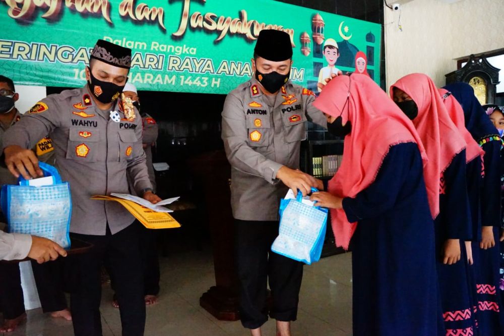 Kapolres Pelabuhan Tanjung Perak AKBP Anton Elfrino Trisanto saat memberikan santunan kepada anak yatim-piatu