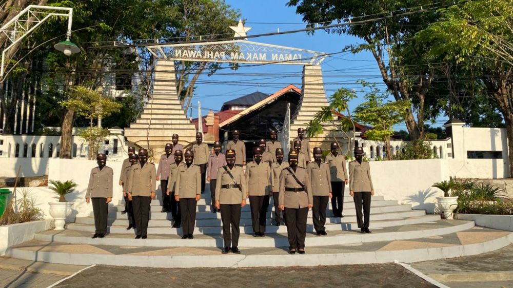 Gelar Tabur Bunga, Polres Gresik Sambut HUT Polwan ke-73