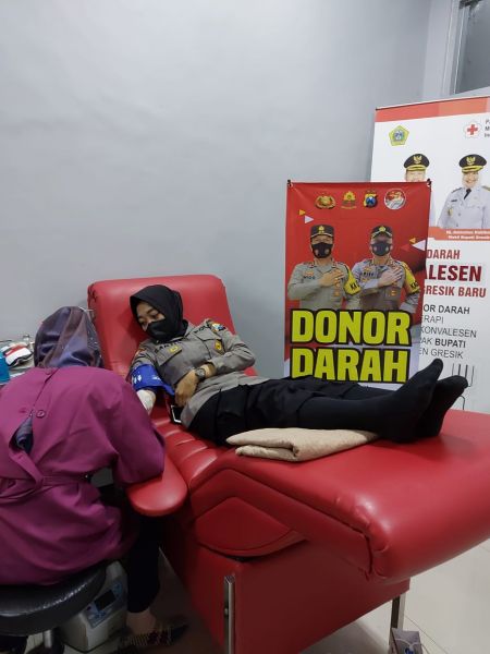 Puluhan Polwan Gresik Donor Darah Peduli Sesama