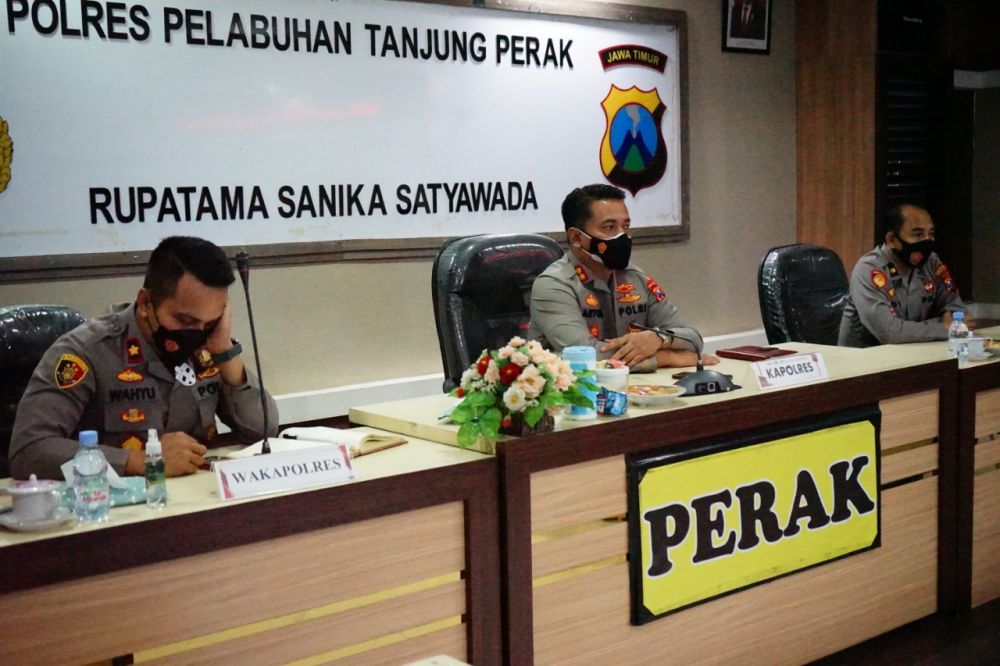 Kolres Pelabuhan Tanjung Perak AKBP Anton Elfrino Trisanto saat vicon dengan Kabiddokkes Polda Jatim membahas masalah dosis vaksin