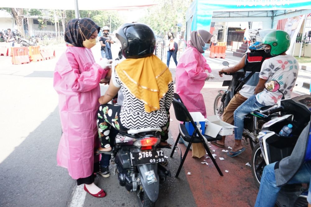 Para peserta vaksin Drive Thru yang antri di depan Mako Polres Pelabuhan Tanjung Perak Surabaya