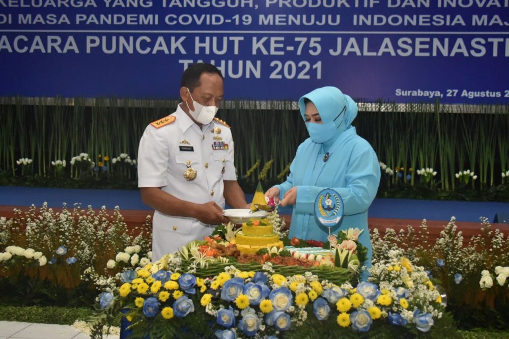 Ketua Jalasenastri saat memotong tumpeng di HUT Jalasenastri ke-75