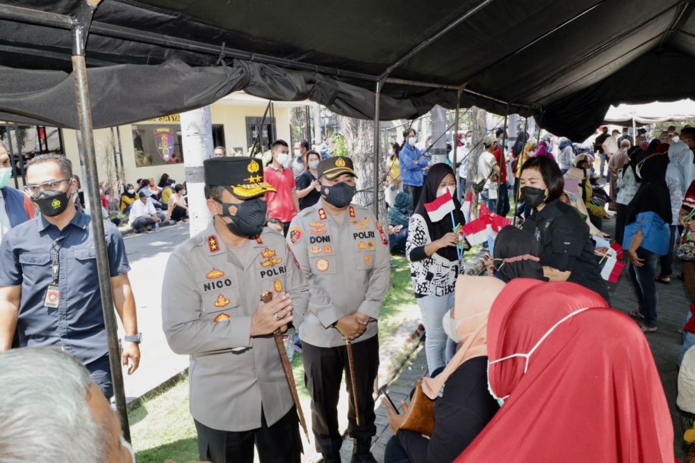 Kapolda Jatim Irjen Pol Dr Nico Afinta didampingi Kapolres Mojokerto AKBP Doni Alexander saat meninjau vaksinasi