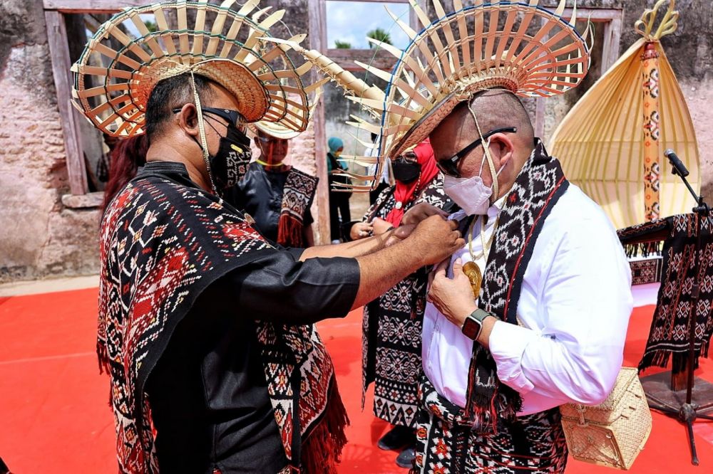 Ketua DPD RI saat menerima gelar kehormatan Napufunu (Pelindung Besar) serta diangkat sebagai anggota kehormatan dewan adat saat mengunjungi uma batu kerajaan (Nusak) Termanu di Kabupaten Rote Ndao NTT