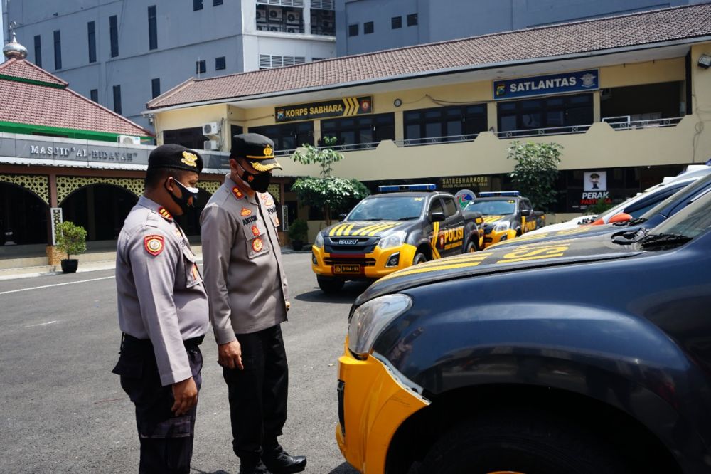 Kapolres Pelabuhan Tanjung Perak AKBP Anton Elfrino Trisanto saat cek kendaraan dinas Polri bakal pengamanan di PON Papua