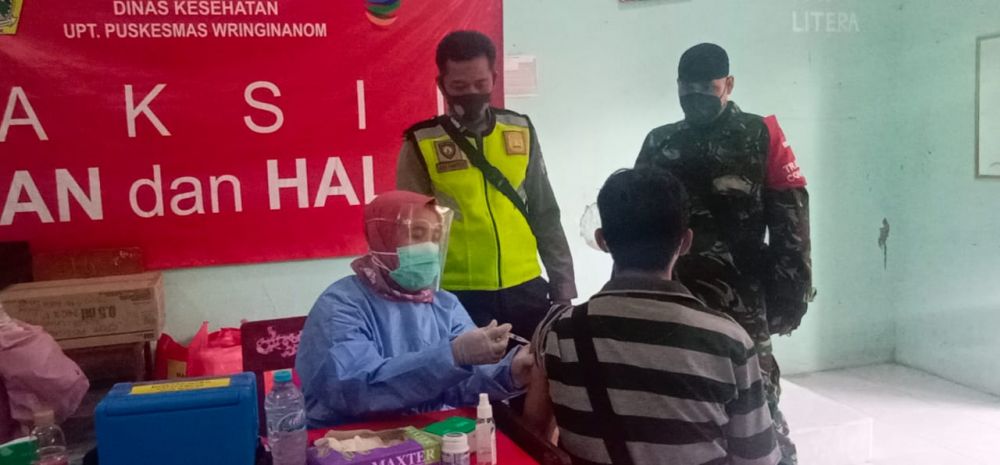 Polsek Wringinanom pantau pelaksanaan vaksin di gedung SMAN 1 Wringinanom