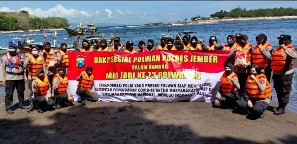 Polwan Polres Jember Bansos dan berbagi sembako ke masyarakat