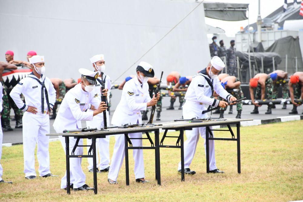 Siswa Satdik 2 Kodiklatal TNI AL tampilkan atraksi yang memukau