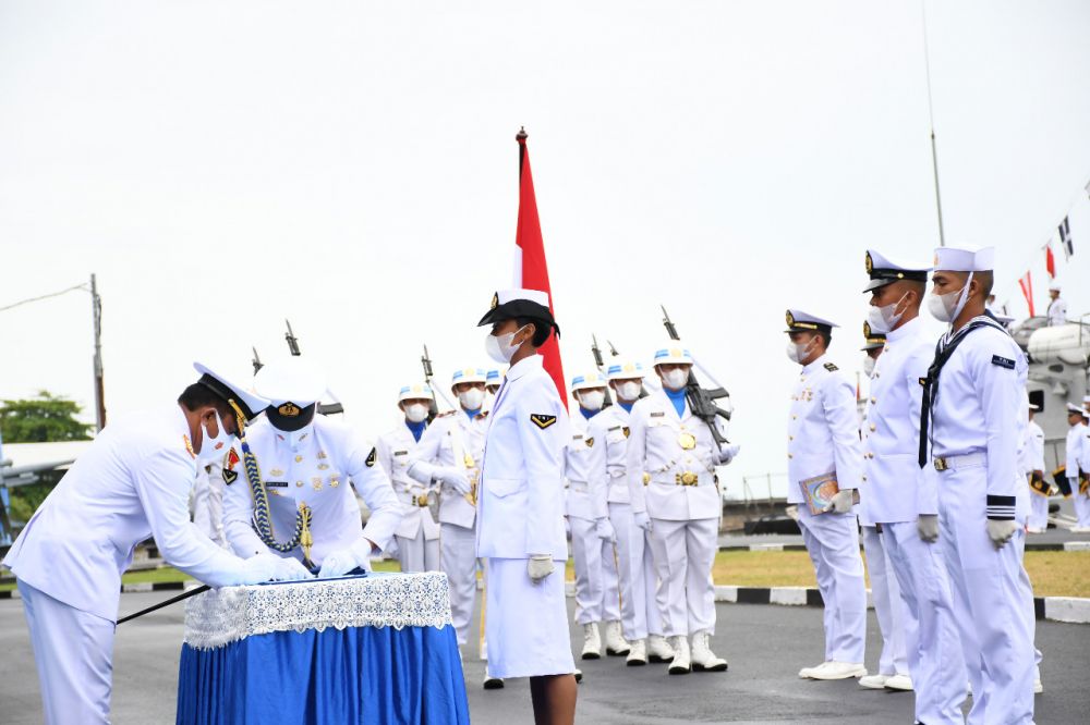 Dankodiklatal TNI AL lantik dan sumpah 249 siswa Satdik 2 Makasar
