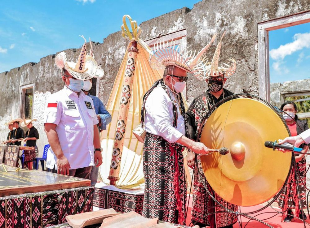 Ketua DPD RI saat melakukan ceremony pemukulan gong di acara peletakan batu pertama Uma Batu di Rote, NTT