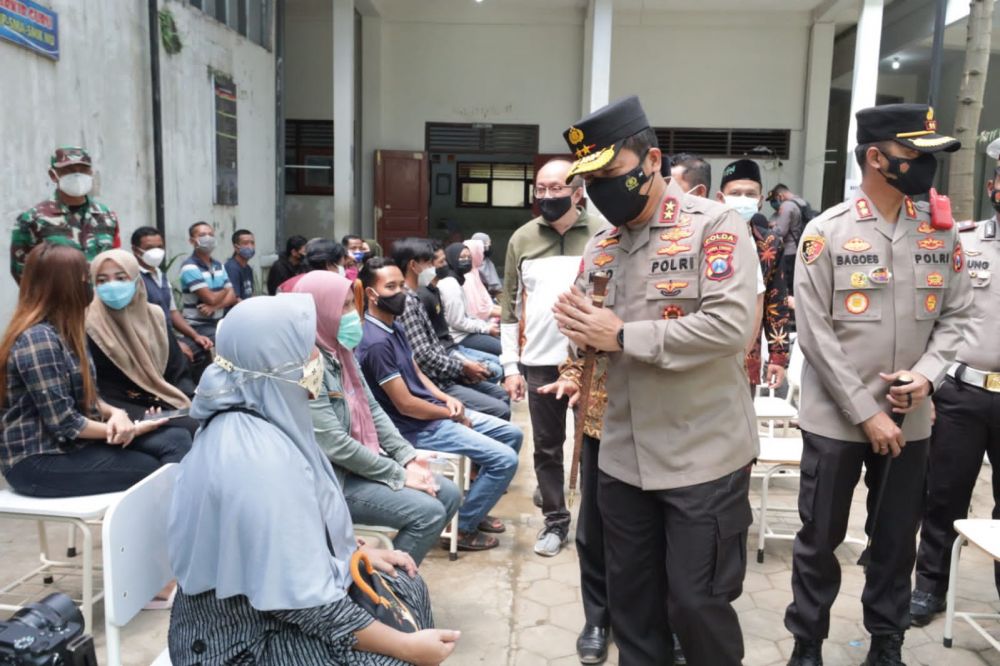 Kapolda Jatim Irjen Pol Dr Nico Afinta saat cek vaksin di Kabupaten Malang didampingi Kapolres Malang AKBP Bagoes Wibisono