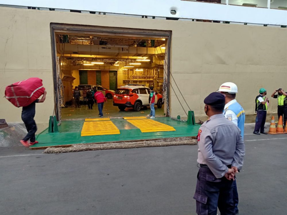 Polres Pelabuhan Tanjung Perak berangkatkan kendaraan dinas untuk pengamanan di PON Papua lewat jalur laut