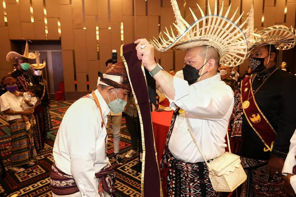 Ketua DPD RI saat melantik Dewan Pengurus Wilayah (DPW) Majelis Adat Kerajaan Nusantara (MAKN) NTT di Ballroom hotel Aston Kupang