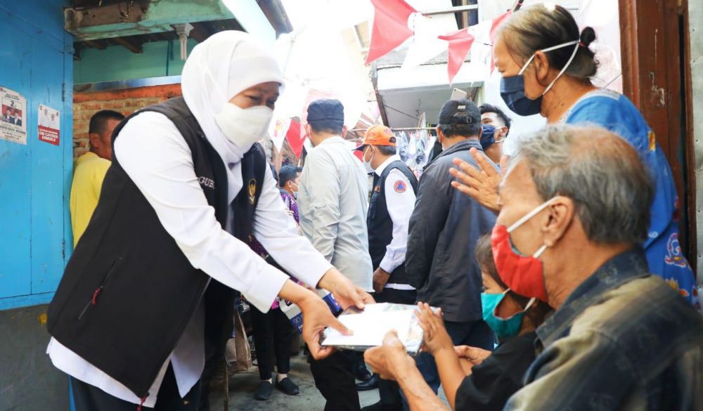 Khofifah Door to Door Bagi 250 Paket Sembako dan Sapa Warga Joyoboyo