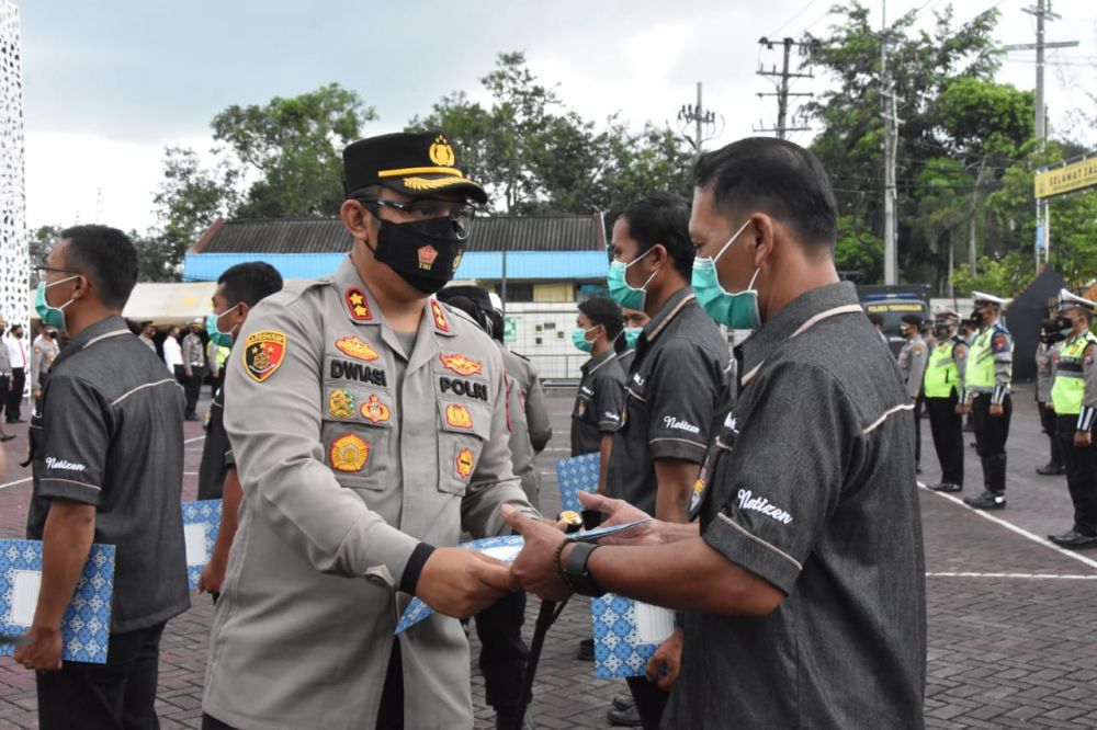 Kapolres Trenggalek AKBP Dwiasi Wiyatputera saat memberikan penghargaan kepada netizen