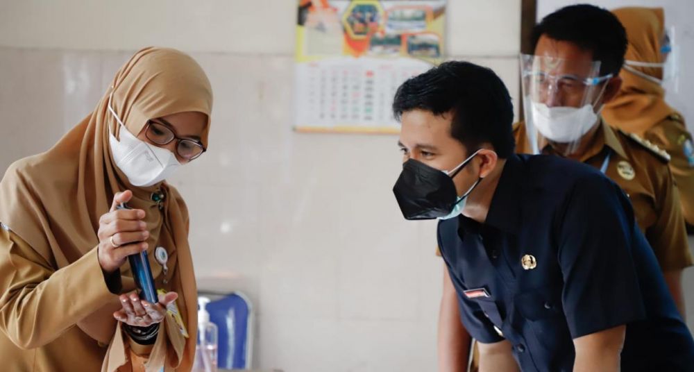 Wagub Emil Dardak saat meninjau PTM di Lamongan