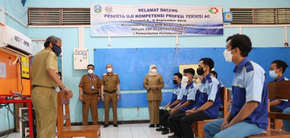 Gubernur Jatim Khofifah Indar Parawansa tinjau pelaksanaan PTM di SMKN 7 Surabaya