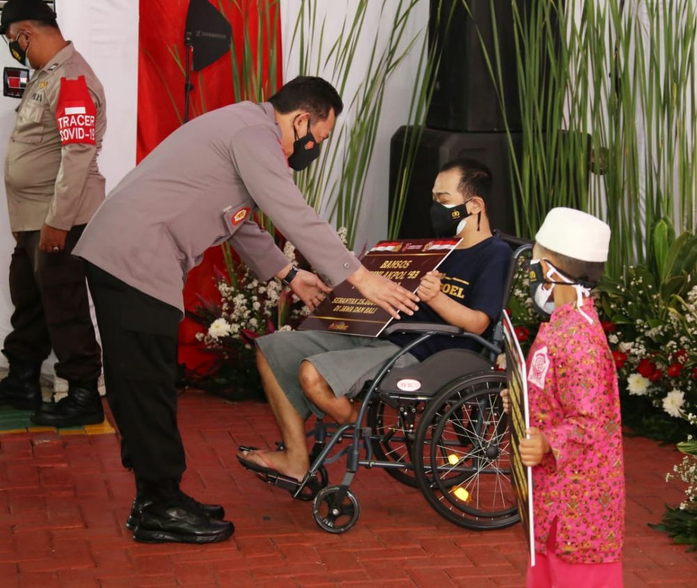 Kapolri Jenderal Polisi Listyo Sigit Prabowo saat memberikan semangat ke anak-anak disaat Pandemi Covid-19 ini