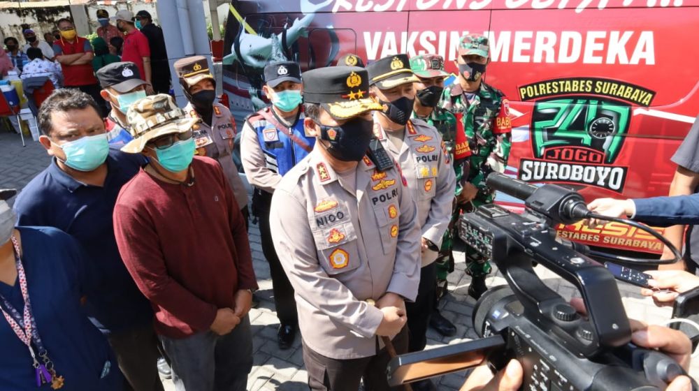 Kapolda Jatim Irjen Pol Dr Nico Afinta saat cek mobil Vaksin di GOR Surabaya