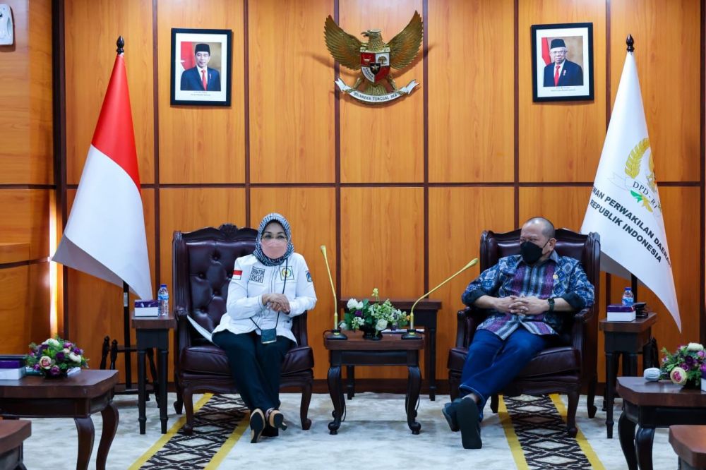 Ketua DPD RI bersama ketua komite lll Sylviana Murni terima audiens dari pengurus PKBTS di lantai 8 gedung Nusantara lll komplek Parlemen Senayan Jakarta