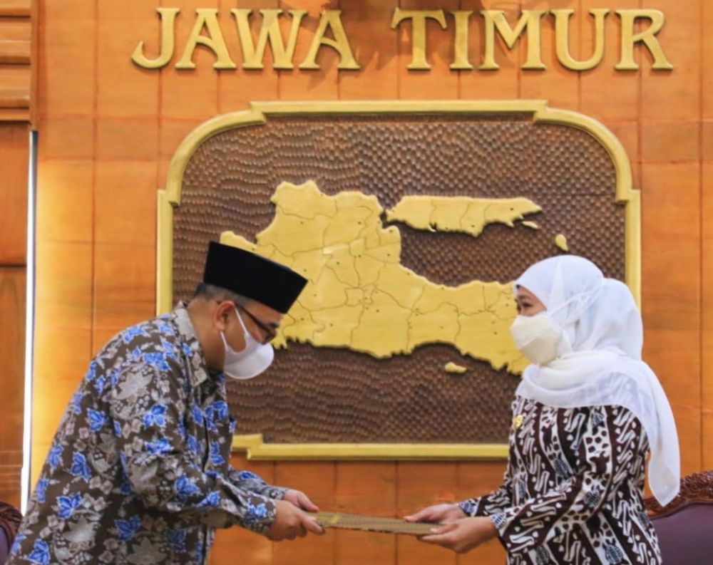 Gubernur Jatim Khofifah Indar Parawansa saat menyerahkan SPT Plt Bupati Probolinggo ke Wakil Bupati Probolinggo