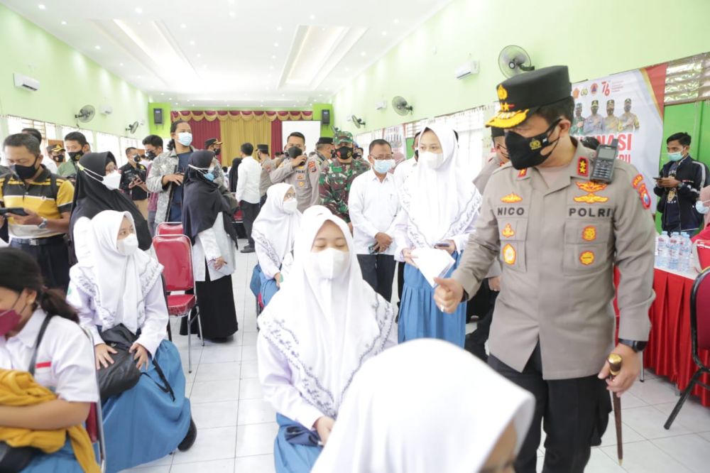 Kapolda Jatim Irjen Pol Dr Nico Afinta saat cek vaksin pelajar di SMAN 1 Gresik