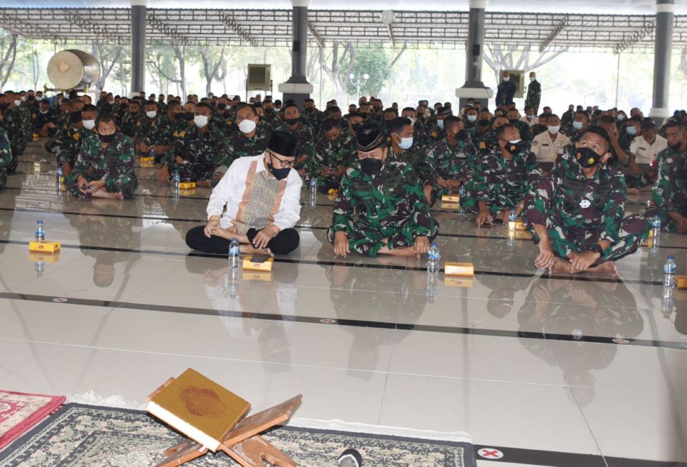 Prajurit TNI AL Kodiklatal bersama PNS peringati tahun baru Islam