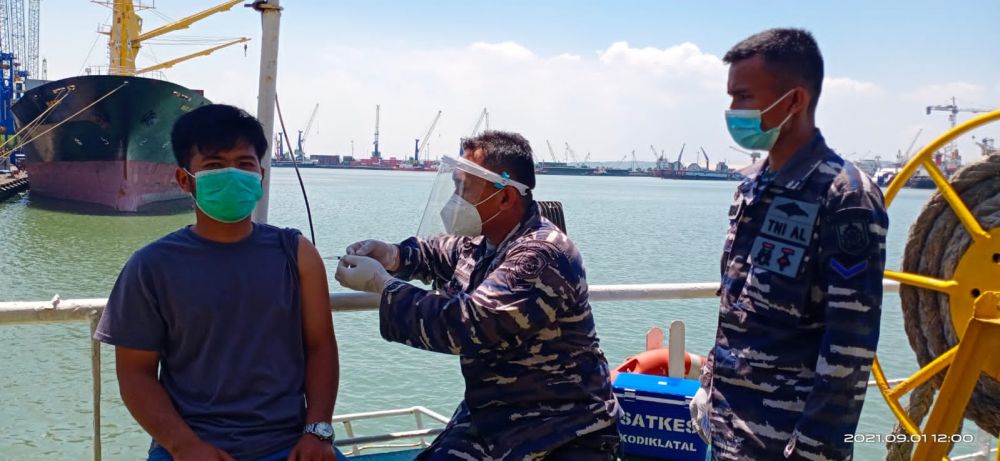 Nakes TNI AL Kodiklatal saat kunjungan ke kapal niaga untuk suntikan vaksin ke ABK