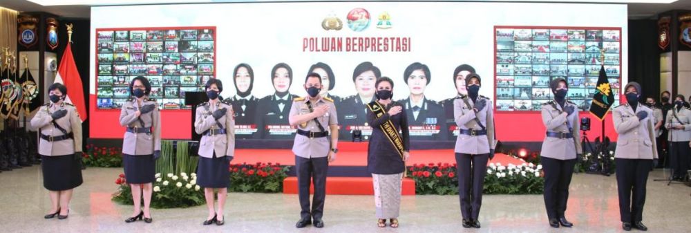 Kapolri Jenderal Polisi Listyo Sigit Prabowo bersama ibu Asuh Polwan RI Julianti Sigit Prabowo dan Polwan yang berprestasi
