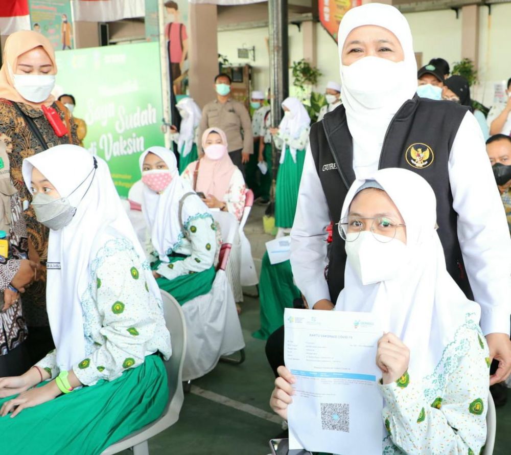 Gubernur Jatim Khofifah Indar Parawansa tinjau vaksin di SMA Khadijah Surabaya