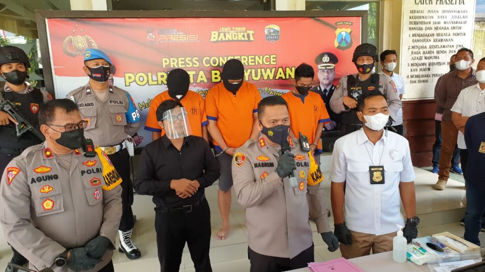 Kapolresta Banyuwangi AKBP Nasrun Pasaribu saat presscon ungkap kasus pemalsuan surat rapid antigen