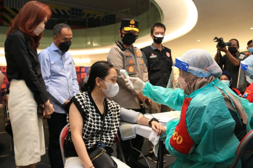 Kapolda Jatim Irjen Pol Dr Nico Afinta saat meninjau vaksinasi di Mall Ciputra World Surabaya