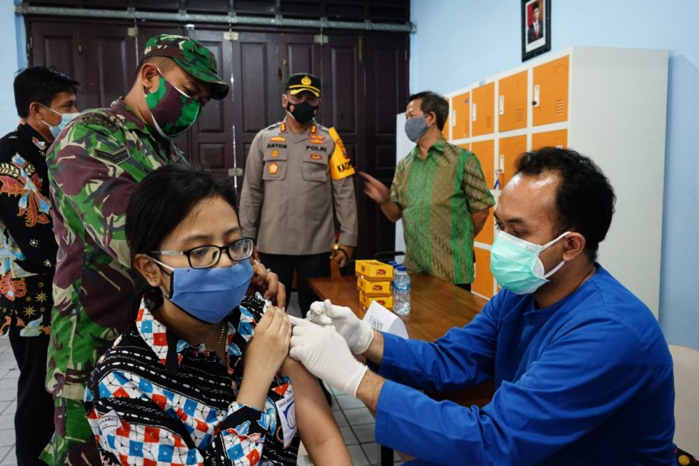 Kapolres Pelabuhan Tanjung Perak AKBP Anton Elfrino Trisanto saat tinjau vaksin di SMA Barunawati Surabaya