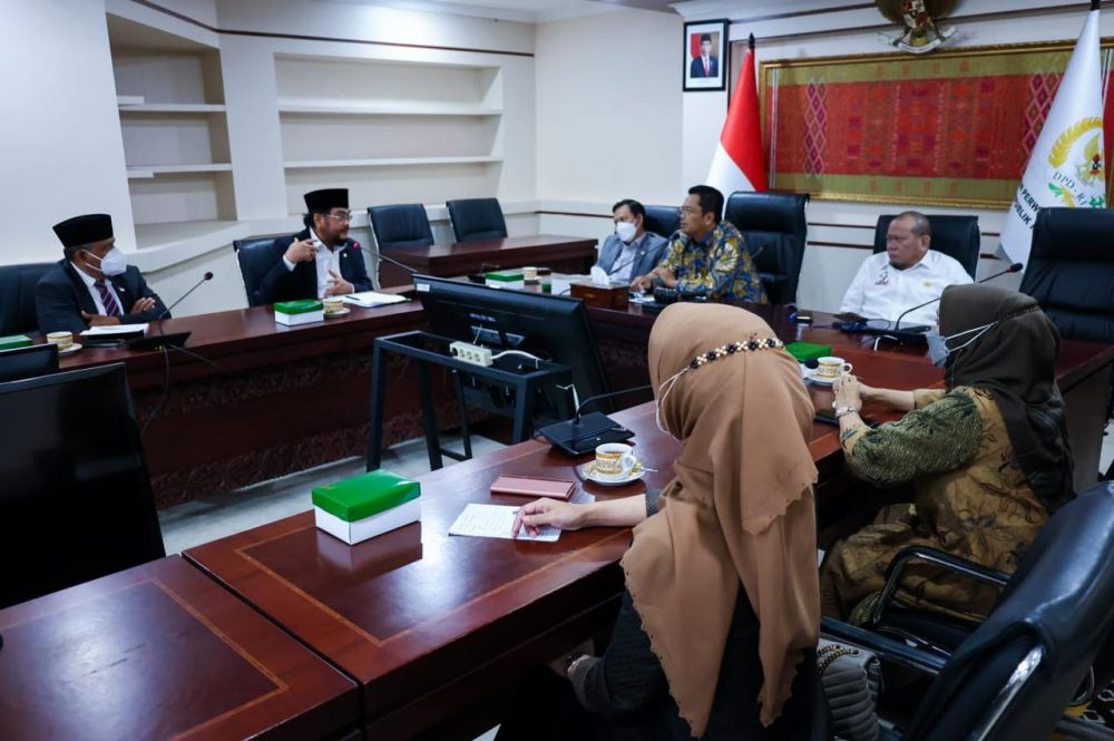 Ketua DPD RI AA LaNyalla Mahmud Mattalitti hadiri rapat bersama Badan Kehormatan (BK) tentang tindak lanjut evaluasi tata tertib di ruang Rapat Pimpinan DPD RI, Komplek Parlemen Senayan Jakarta