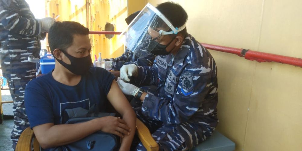 Para ABK kapal saat disuntik vaksin oleh Nakes dari TNI AL Kodiklatal