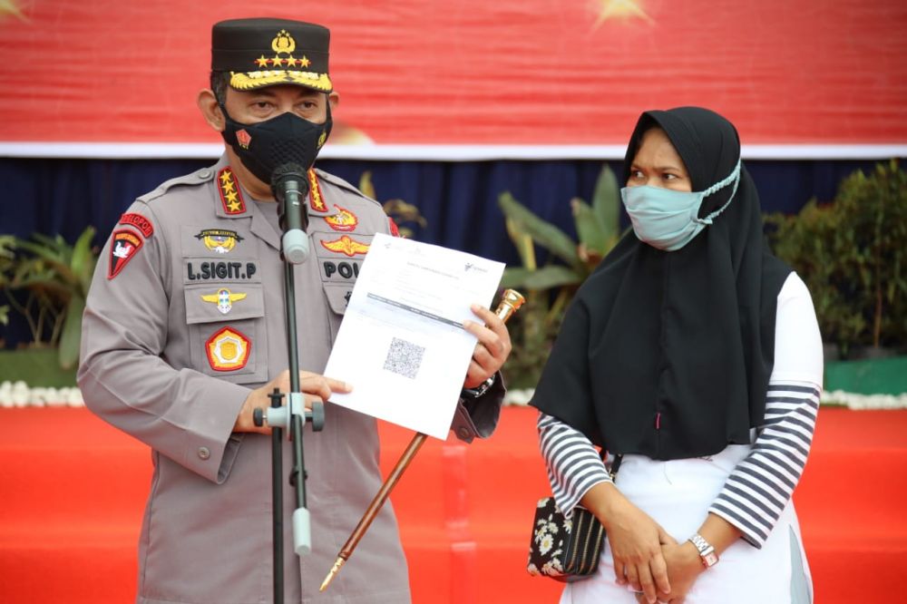 Kapolri Jenderal Polisi Listyo Sigit Prabowo menunjukkan Barcode surat vaksinasi bagi yang telah disuntik vaksin