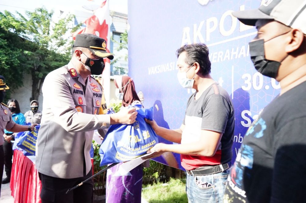 Kapolres Pelabuhan Tanjung Perak AKBP Anton Elfrino Trisanto saat memberikan paket sembako