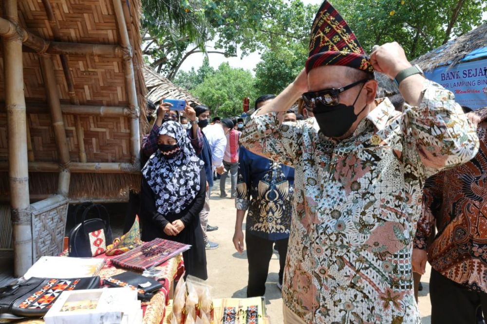 Ketua DPD RI saat menghadiri launching program Desa Emas bersama Satmakura di MS Town Beach, pantai Mutun Kabupaten Pesawaran Lampung