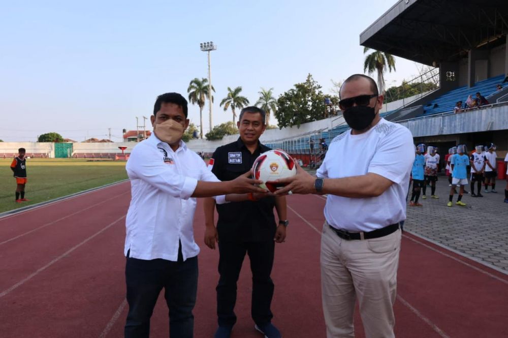 Ketua DPD RI Serahkan Bantuan Peralatan Latihan, Cek SSB LaNyalla FC