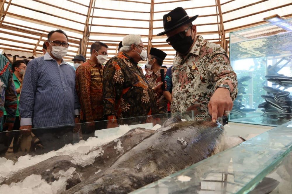 Ketua DPD RI saat berkunjung ke pameran produk pangan di pantai Mutun, dalam agenda kunker di Lampung