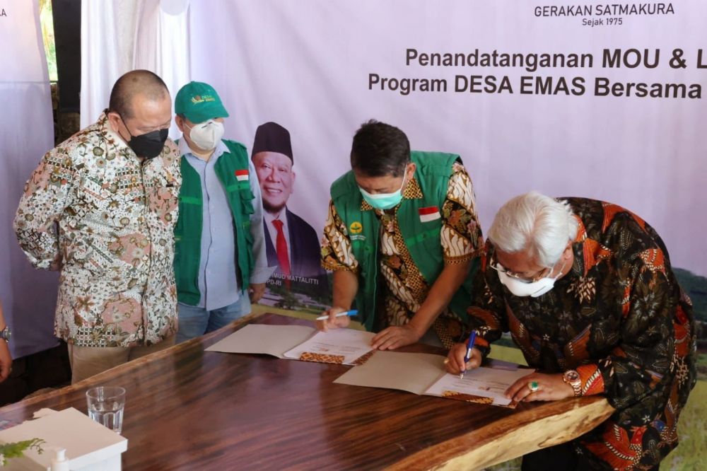 Ketua DPD RI saat menyaksikan penandatanganan MOU dan launching program desa emas bersama Satmakura di MS Town Beach, pantai Mutun Kabupaten Pesawaran Lampung