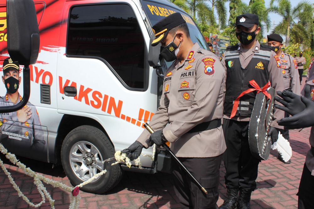 Kapolres Probolinggo AKBP Teuku Arsya Khadafi saat memotong pita tanda peresmian