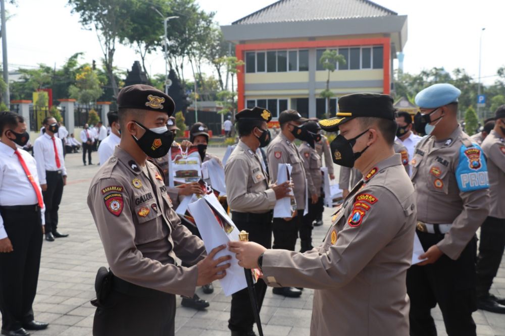 Kapolres Gresik AKBP Arief Fitrianto saat memberi apresiasi ke anggota jajaran Polres Gresik