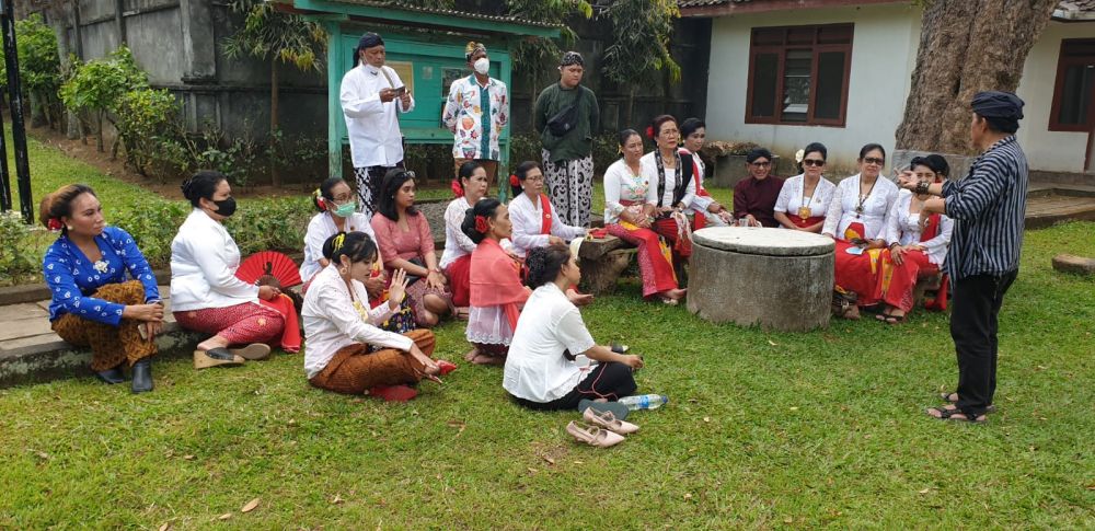 Perempuan Bersanggul Nasional Menelisik Bentuk Sanggul dan Busana