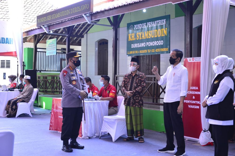 Presiden-Kapolri Cek Vaksin Merdeka di Ponpes dan Tempat Ibadah