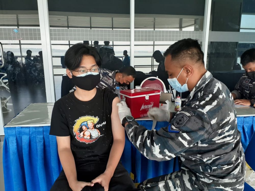 Peserta vaksin saat disuntik vaksin