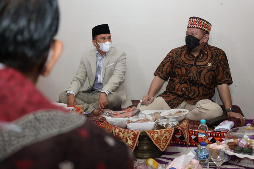 Ketua DPD RI dalam jamuan makan malam bersama Bupati Lampung Barat, Parosil Mabsus di Lamban (rumah) Dinas Bupati Lambar Komplek Kebun Raya Liwa (KRL) Pekon Kubu Perahu, Kecamatan Balik Bukit