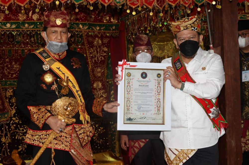 Ketua DPD RI Diangkat Saudara dan Dianugerahi Gelar Adat dari Kerajaan