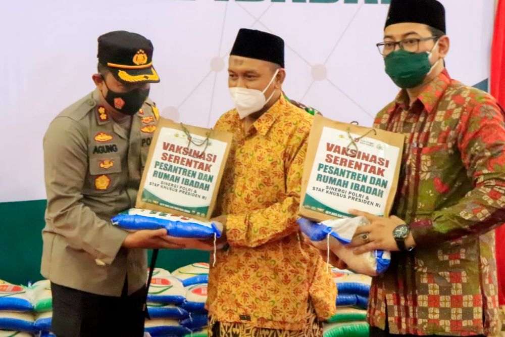 Kapolres Jombang AKBP Agung Setyo Nugroho saat memberikan paket sembako