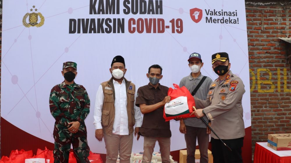 Kapolres Gresik AKBP Arief Fitrianto bersama Forkopimda saat memberikan paket sembako